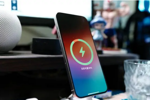 乡城苹果15换屏服务分享用什么充电器给iPhone15充电更好 